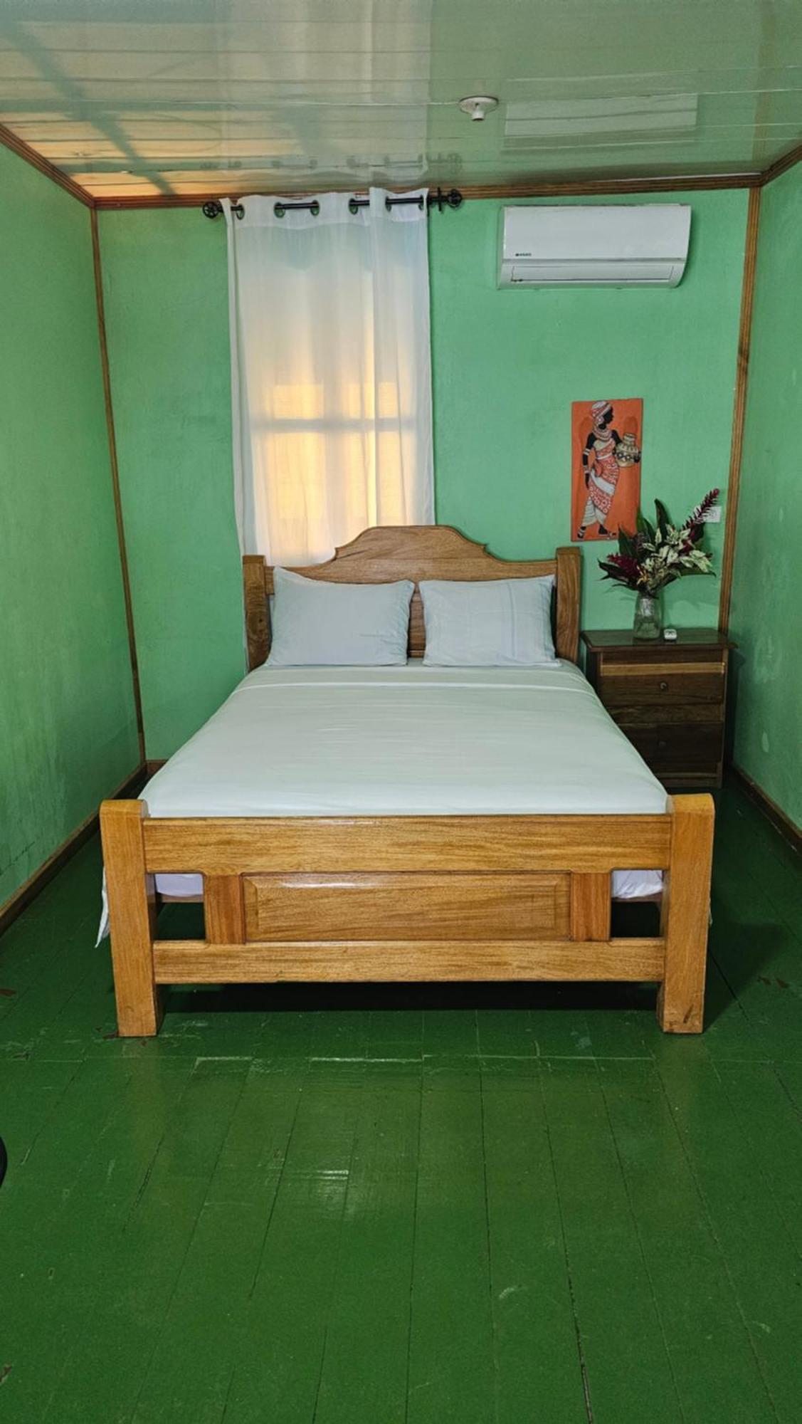 Bastimentos Hill Guest House Bocas Town Ngoại thất bức ảnh